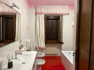 un bagno con due WC e un lavandino di Mountain home with sauna a Sùtrio