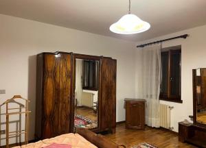 Mountain home with sauna في سوتريو: غرفة بها سرير وخزانة خشبية كبيرة