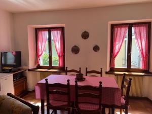 Mountain home with sauna في سوتريو: غرفة طعام مع طاولة وتلفزيون و نافذتين