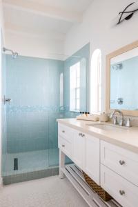 Un baño de Windjammer Landing Resort and Residences