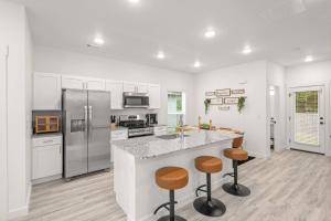 Η κουζίνα ή μικρή κουζίνα στο Modern 3BR Centerton Near Walmart HQ & Bentonville