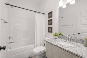 Ένα μπάνιο στο Modern 3BR Centerton Near Walmart HQ & Bentonville +44 φωτογραφίες
