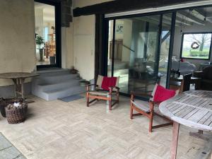 ErbréeにあるMaison de campagneの椅子2脚、テーブル、テーブル、窓が備わる客室です。