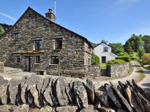 コニストンにある5 Bed in Coniston LCC28の石垣裏の古石造家