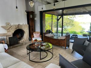 ErbréeにあるMaison de campagneのソファと暖炉のあるリビングルーム