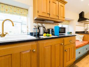 Η κουζίνα ή μικρή κουζίνα στο 2 Bed in Chapel-en-le-Frith PK606 +8 φωτογραφίες