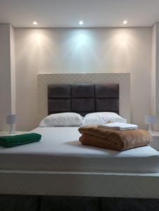 Un pat sau paturi într-o cameră la Mi apartamento entre aguas y rocas