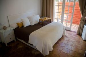 ein Schlafzimmer mit einem großen Bett mit einem Tisch darauf in der Unterkunft Villa piscina privada MadreselvaSuite in San Bartolomé de Tirajana