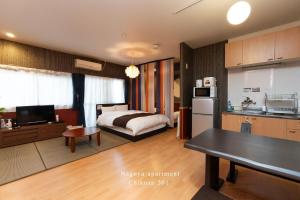 sala de estar con cama y cocina con cocina en Prosper 5, 5th floor, 501 - Vacation STAY 73075v, en Nagoya