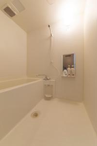 Un baño blanco con lavabo y ducha. en Prosper 5, 5th floor, 501 - Vacation STAY 73075v, en Nagoya