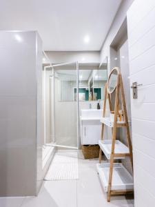 baño con ducha a ras de suelo y espejo en Modern Apartment in Mouille Point with Green Point Park Access, en Ciudad del Cabo