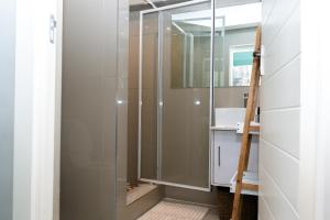 una ducha de cristal en un baño con lavabo en Modern Apartment in Mouille Point with Green Point Park Access, en Ciudad del Cabo 24 fotos más