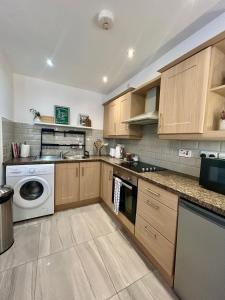 Kuchyň nebo kuchyňský kout v ubytování Cosy 4 Bed Apt by Telford Centre