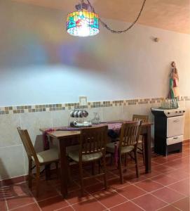 een keuken met een tafel en stoelen en een kroonluchter bij Habitación in Morelia