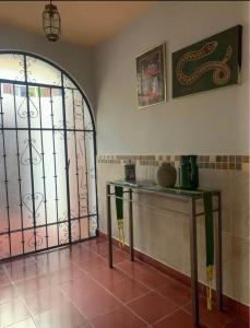 een kamer met twee grote glazen deuren en een toonbank bij Habitación in Morelia +1 foto