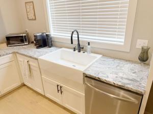 a kitchen with a sink and a microwave at 2Bd Twilight Retreat near Silos, Clemson & Greenville in Easley +34 photos