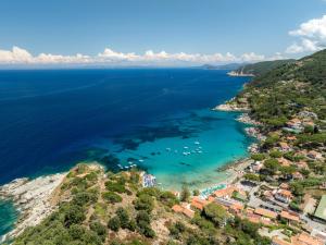 an aerial view of the shoreline of a beach at Hotel Sant'Andrea in Marciana