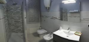 ein Bad mit einem Waschbecken und einem WC in der Unterkunft B&B Crocco D'Oro in Caltavuturo