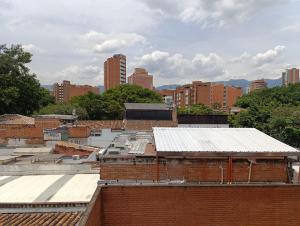 un grupo de edificios de ladrillo con techos blancos en De vuelta al sol, en Medellín