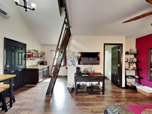 una habitación con una escalera en el medio de una habitación en SabaiDii Guesthouse A, en Rockport