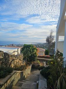 eine Treppe, die zu einem Gebäude mit Meerblick führt in der Unterkunft Villa piscina privada MadreselvaSuite in San Bartolomé de Tirajana