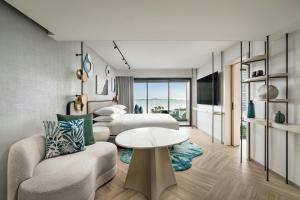 een woonkamer met een bank en een tafel bij Pattaya Marriott Resort and Spa in Jomtien Beach +47 foto's