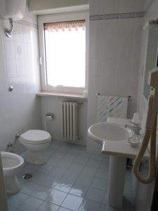 Koupelna v ubytování Tourist Hotel + 37 fotografií