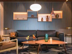 瓦尔邦讷诺富特安替贝司苏菲亚酒店的客厅里有一张沙发和一张桌子。