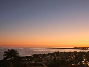 Blick auf das Meer bei Sonnenuntergang in der Unterkunft Villa piscina privada MadreselvaSuite in San Bartolomé de Tirajana