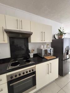 Η κουζίνα ή μικρή κουζίνα στο Cozy CBD Apartment - Windhoek