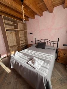a bedroom with a bed in a room with wooden ceilings at Vivienda Turistica Cueto Larama VUT-LE-860 in Villafeliz