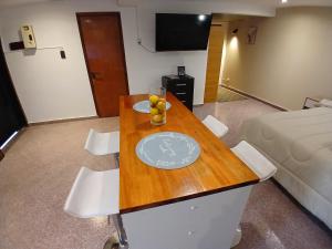 ゴドイ・クルスにあるNY Palmaresの部屋に果物を盛り付けたテーブル