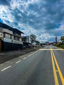 een lege straat in een stad onder een bewolkte hemel bij Hotel Ensueño in Pereira