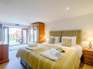 a bedroom with a large bed with towels on it at 3 bed in South Molton HILRO in Mariansleigh