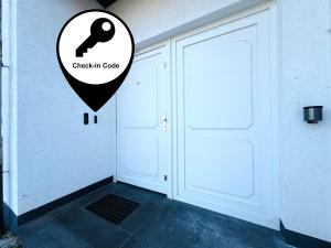 a door with a sign that says chicken coop at Emilbnb in der Monheimer Straße in Monheim