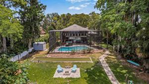 Πισίνα στο ή κοντά στο Spacious Lakefront House with Pool, Hottub, & Boating