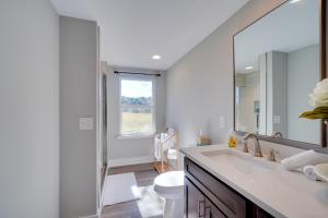 un baño con lavabo y espejo en Scenic Home on 20-Acre Farm Families Welcome, en Cleveland 22 fotos más