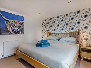 a bedroom with a bed with a blue bag on it at 1 Bed in Elgin 32129 in Burghead