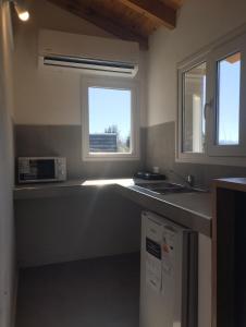 una cocina con fregadero y ventana en Wangülén, en San Carlos de Bariloche