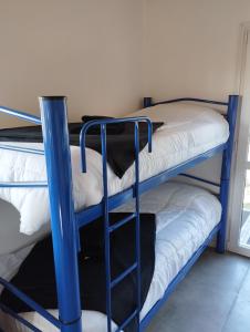 Un par de literas en una habitación en Wangülén, en San Carlos de Bariloche