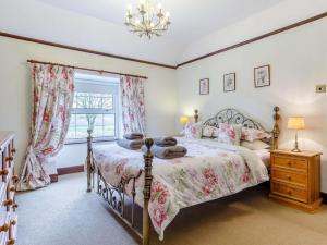 a bedroom with a bed and a window at 3 Bed in Newquay 82369 in Mitchell