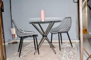 a table and two chairs in a room at Lindusanka Guesthouse in Mtubatuba
