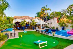 Bazén v ubytování Resort Living: Hoops Outdoor Bar Views PoolSpa nebo v jeho okolí