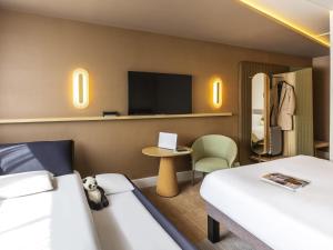 Postel nebo postele na pokoji v ubytování Novotel Nancy