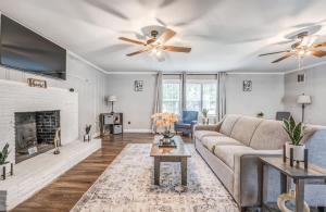 Una sala de estar con un sofá y una chimenea. en Whitehaven Park Retreat, en Memphis
