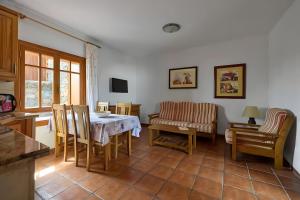 una cucina e una sala da pranzo con tavolo e sedie di El Almendro a Tesbabo