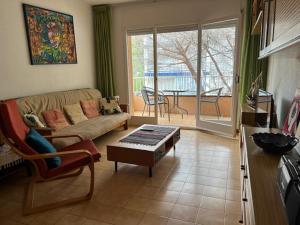 una sala de estar con un sofá y una mesa en Apartamento con ubicación inmejorable, en Platja d'Aro