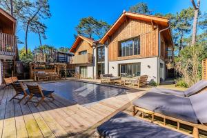 ein Haus mit einem Pool und einem Haus in der Unterkunft New luxury villa, outbuilding in Lacanau