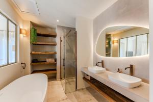 ein Badezimmer mit zwei Waschbecken und einer Dusche in der Unterkunft New luxury villa, outbuilding in Lacanau + 51 Fotos