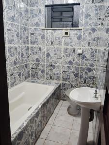 un bagno con vasca, WC e lavandino di Pousada Devaneios ad Ananindeua
